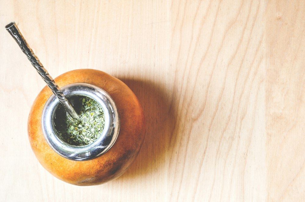 Mate recién cebado sobre una mesa de madera